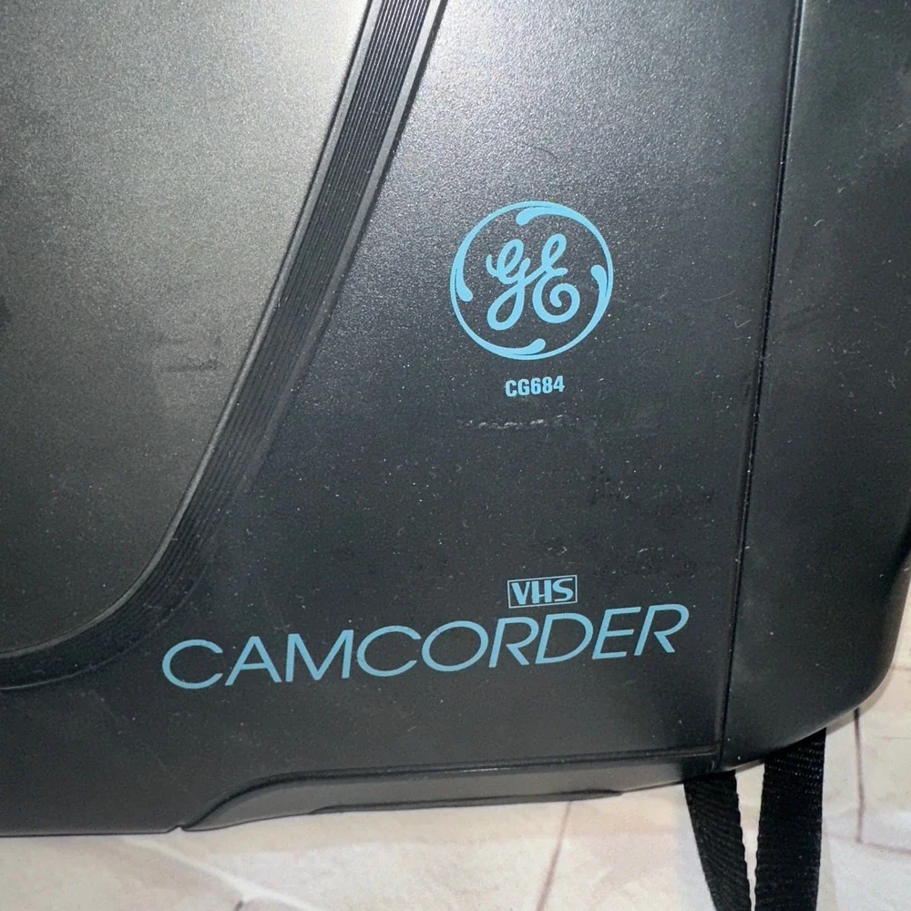 GE CG684 VHS‎ Camcorder 8X Power Zoom Auto Focus Vintage Video Camera w/Charger